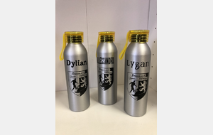 La distribution des gourdes en alu pour l’école de foot se poursuit.