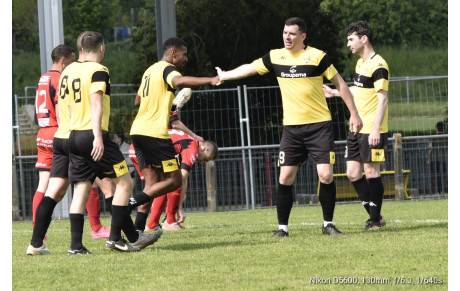 Quelques photos de la victoire de l’équipe 1 à Pays de Juhel  4/1
